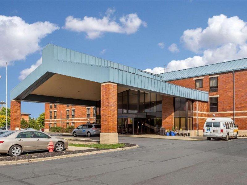 Comfort Inn Cleveland Airport Middleburg Heights Bagian luar foto