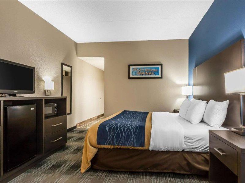 Comfort Inn Cleveland Airport Middleburg Heights Bagian luar foto