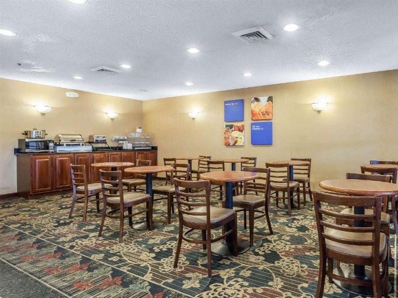 Comfort Inn Cleveland Airport Middleburg Heights Bagian luar foto