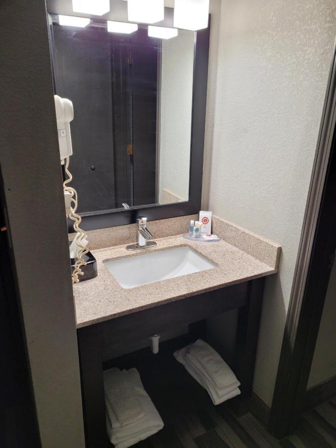Comfort Inn Cleveland Airport Middleburg Heights Bagian luar foto