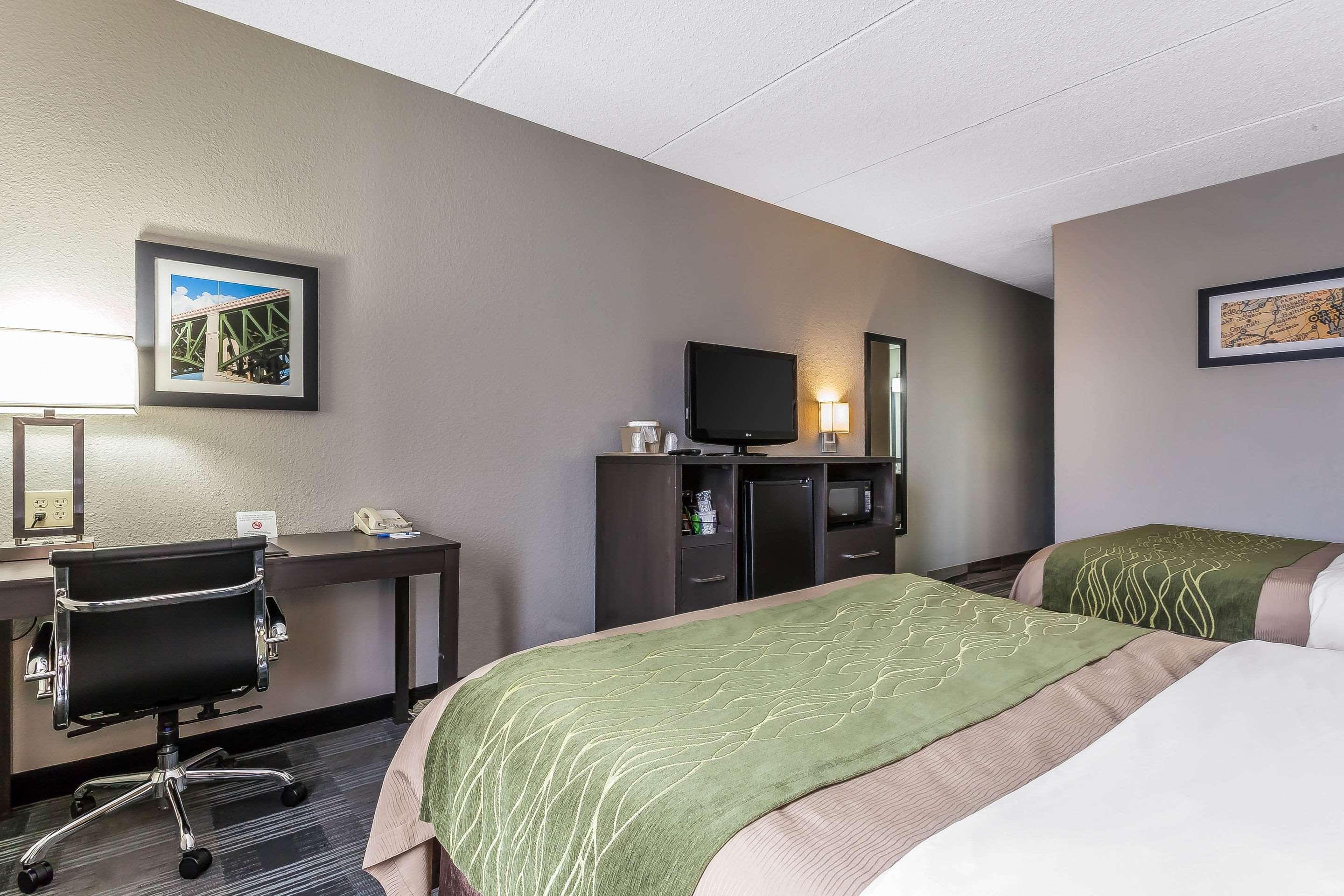 Comfort Inn Cleveland Airport Middleburg Heights Bagian luar foto