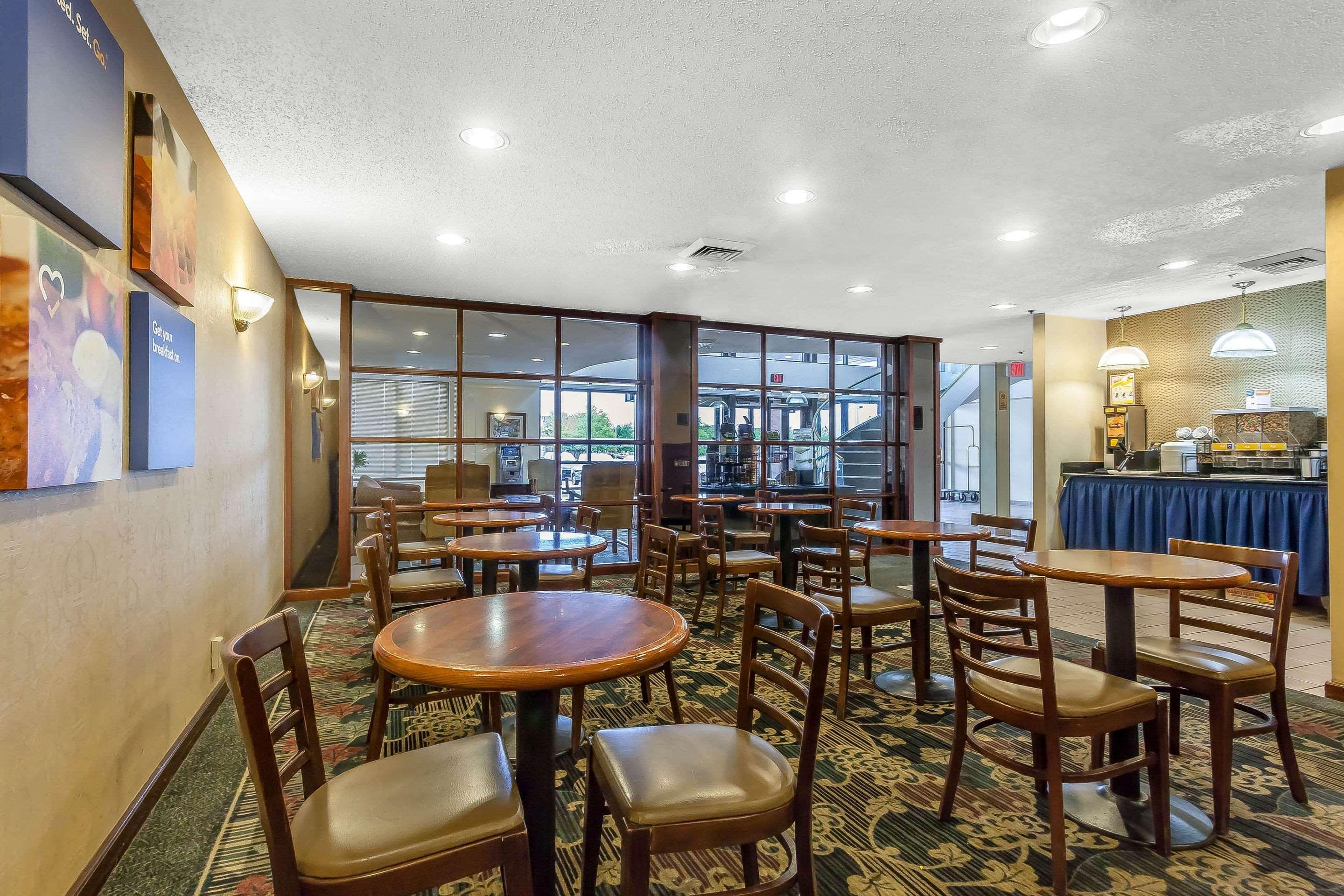 Comfort Inn Cleveland Airport Middleburg Heights Bagian luar foto
