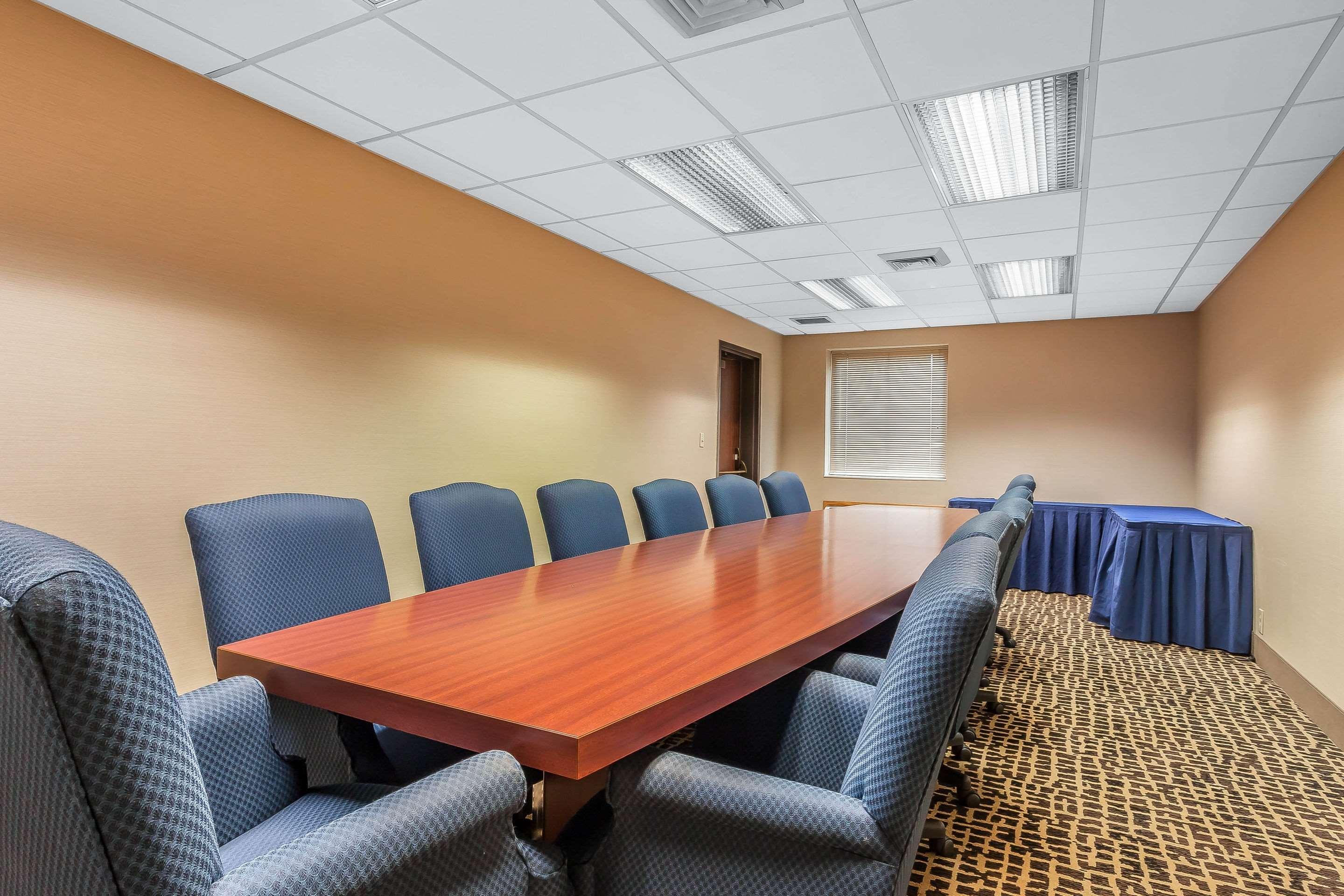 Comfort Inn Cleveland Airport Middleburg Heights Bagian luar foto