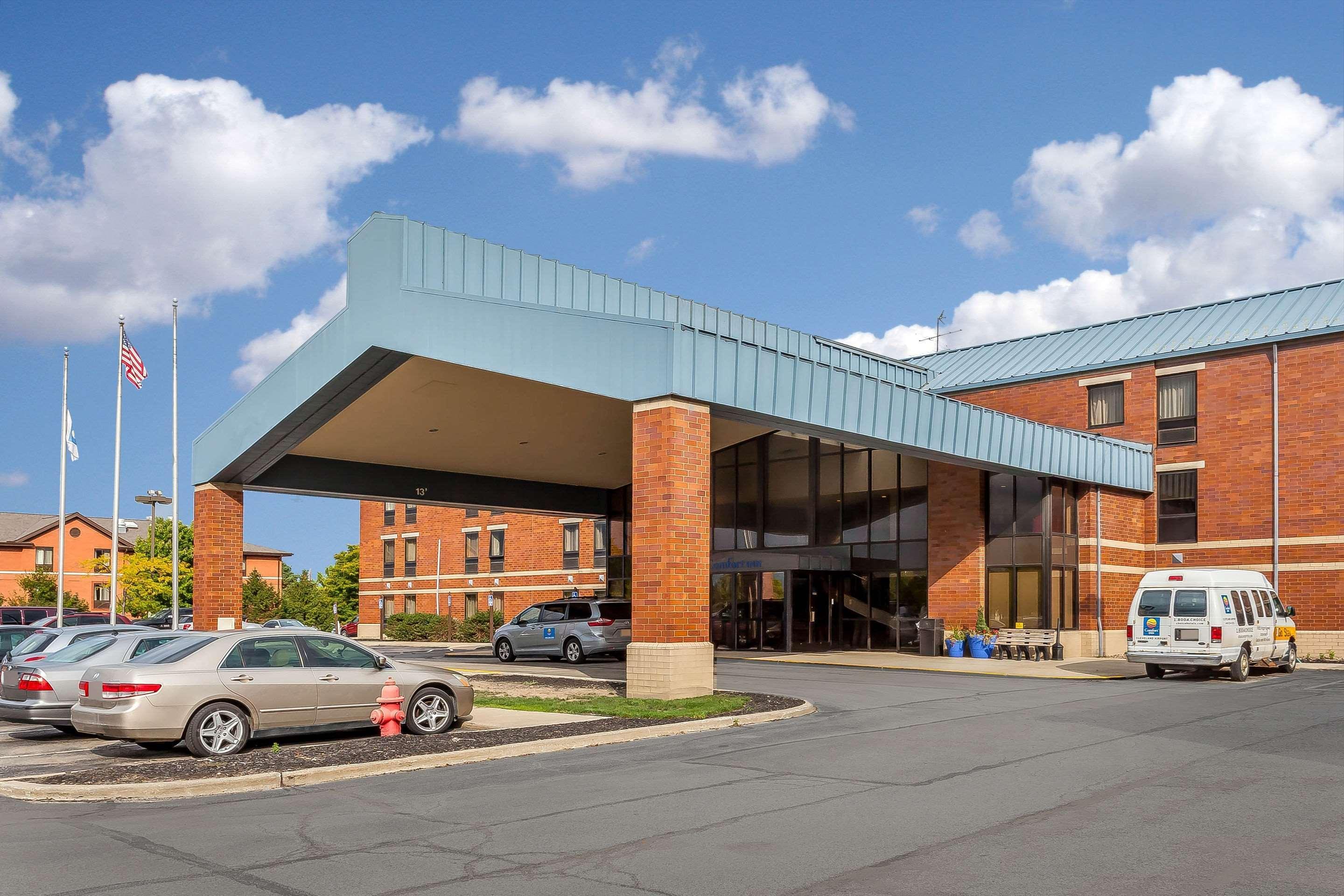 Comfort Inn Cleveland Airport Middleburg Heights Bagian luar foto