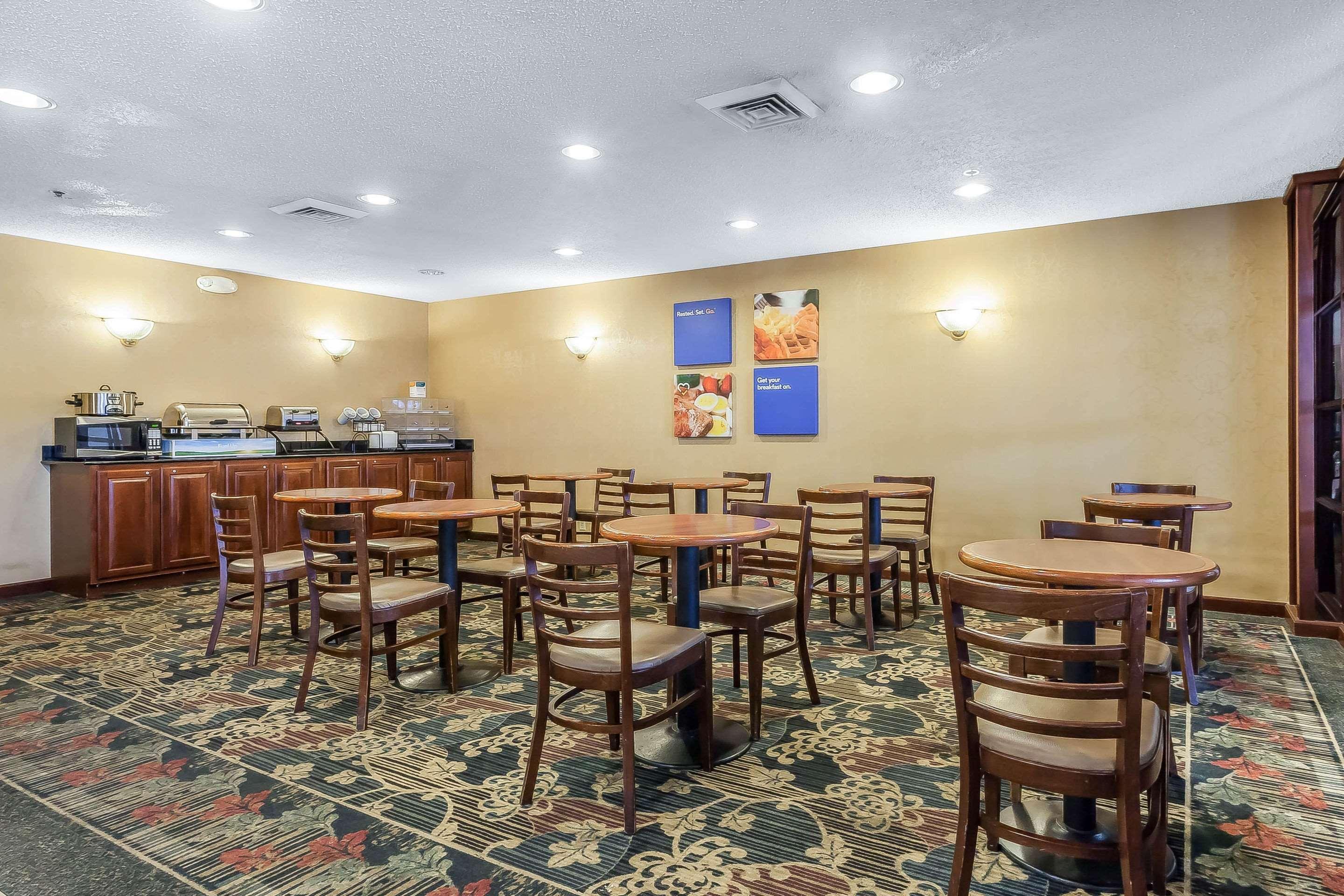 Comfort Inn Cleveland Airport Middleburg Heights Bagian luar foto