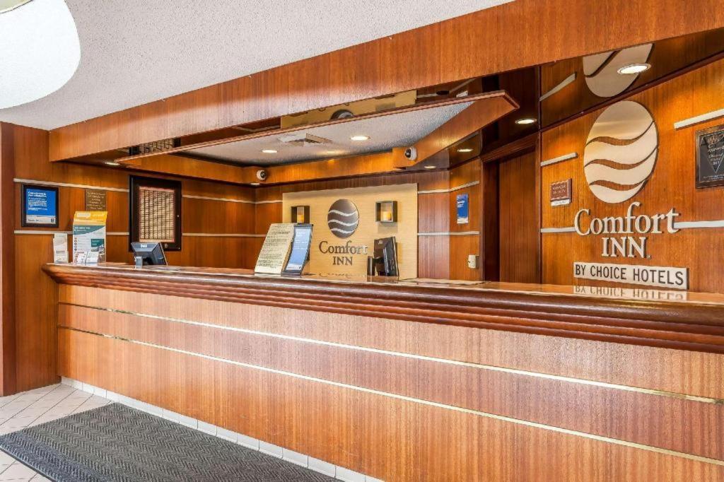 Comfort Inn Cleveland Airport Middleburg Heights Bagian luar foto