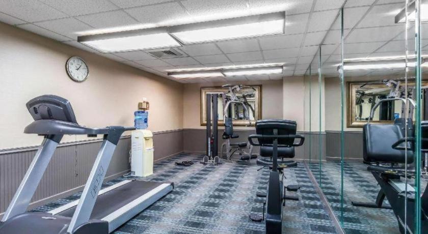 Comfort Inn Cleveland Airport Middleburg Heights Bagian luar foto