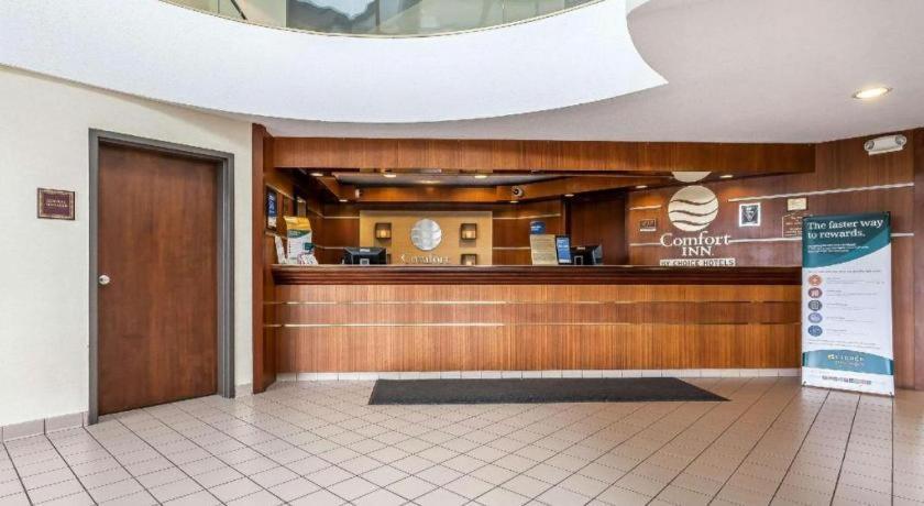 Comfort Inn Cleveland Airport Middleburg Heights Bagian luar foto
