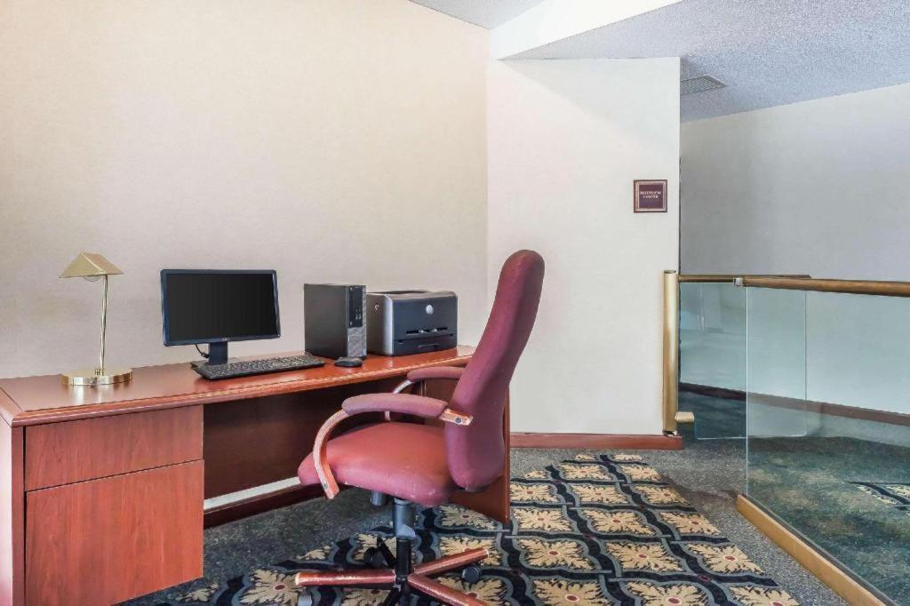 Comfort Inn Cleveland Airport Middleburg Heights Bagian luar foto