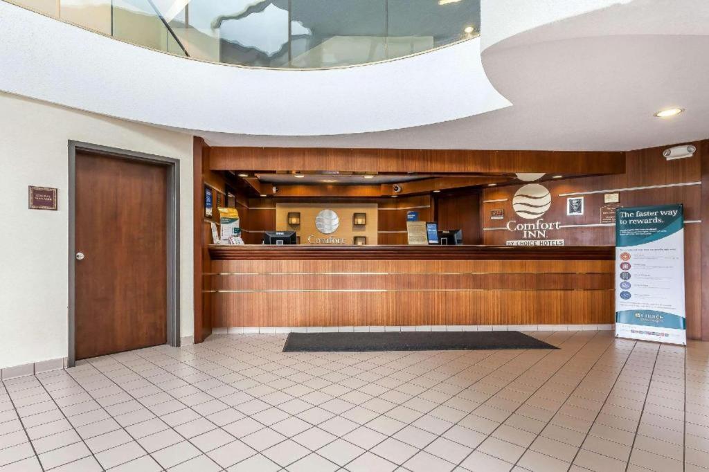 Comfort Inn Cleveland Airport Middleburg Heights Bagian luar foto