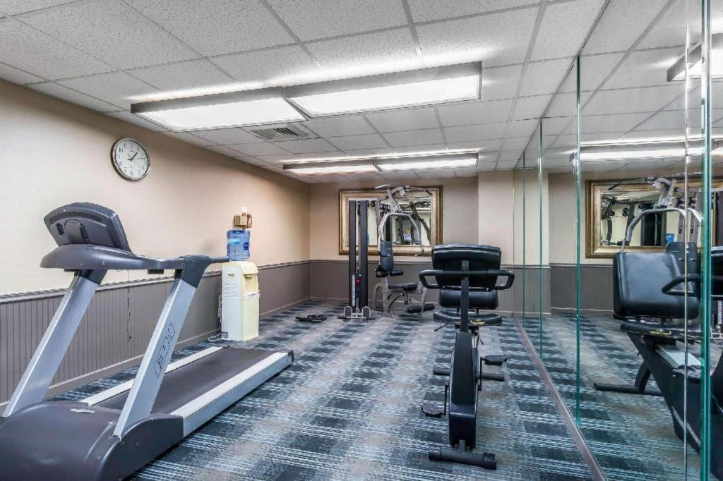 Comfort Inn Cleveland Airport Middleburg Heights Bagian luar foto
